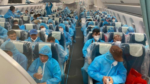 Chuyến bay đón 129 người Việt nhiễm Covid-19 từ Guinea Xích đạo đã về Nội Bài
