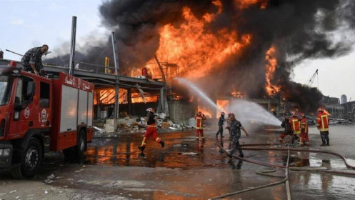 Lại thêm một vụ cháy lớn chưa rõ nguyên nhân xảy ra tại cảng Beirut (Lebanon)