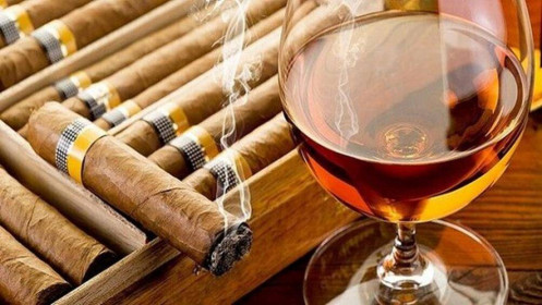 Mỹ cấm nhập khẩu xì gà và rượu Cuba