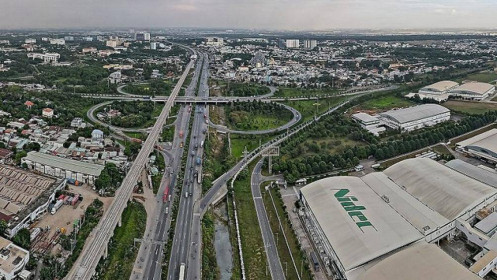 Tỉnh táo khi ôm "đất làng" chờ... "lên phố"