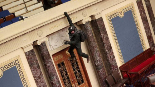 [Video] Cảnh hỗn loạn bên trong Điện Capitol: Cảnh sát chạy rút lui, "run rẩy" trước người biểu tình