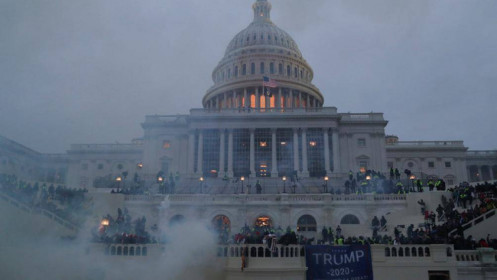 Khung cảnh hoang tàn tại Quốc hội Mỹ: 1 người bị bắn chết, cửa sổ vỡ toang, khói mù mịt Thượng viện