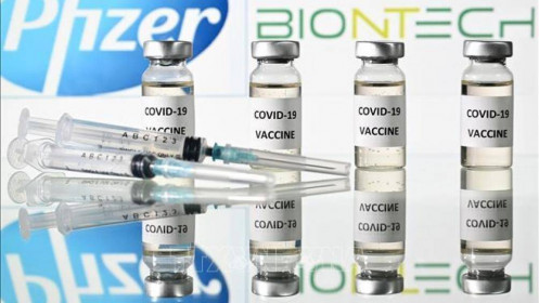 Một số nước phản ứng mạnh mẽ khi Pfizer thông báo tạm thời giảm số lượng vaccine