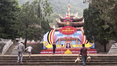 2 triệu đồng/thuyền đưa "chui" khách vào lễ chùa Hương bất chấp lệnh cấm