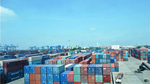 Container rỗng bớt khan hiếm, giá cước vận tải quốc tế vẫn neo cao