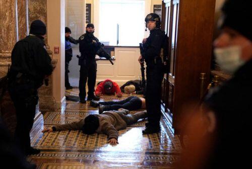 [Video] Cảnh hỗn loạn bên trong Điện Capitol: Cảnh sát chạy rút lui, "run rẩy" trước người biểu tình