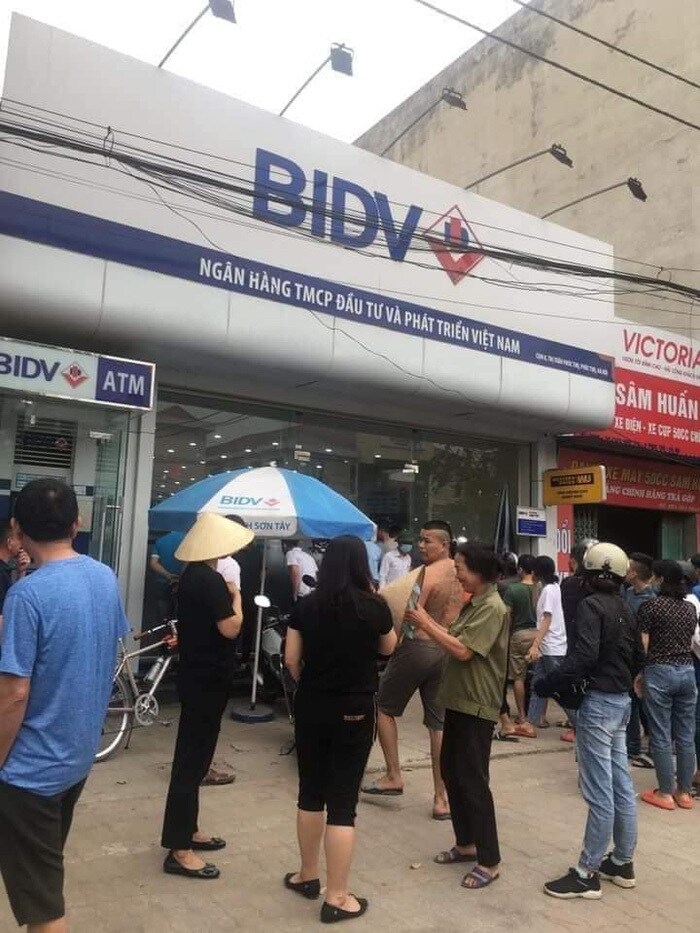 Nóng: Bắt kẻ mặc đồng phục Grab xông vào cướp ngân hàng BIDV giữa trưa