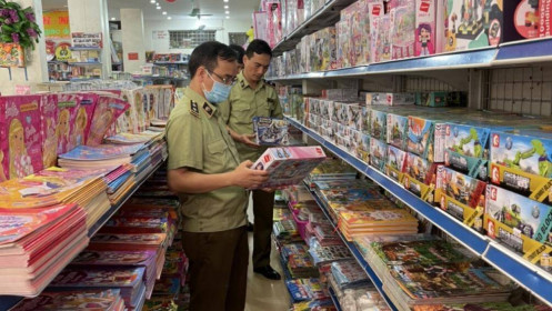 Bày bán nhiều đồ chơi nhập lậu - Siêu thị sách lớn nhất Lào Cai bị xử phạt