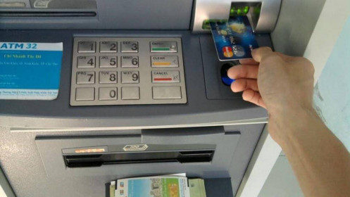 Một giao dịch thẻ ATM mất bao nhiêu phí?