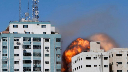 Reuters: Israel tấn công phá hủy một tòa tháp đặt các tổ chức truyền thông tin tức của Gaza