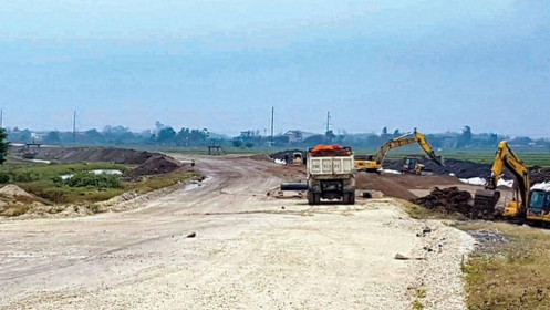 Đất hạ nhiệt, "cò" lộ bài