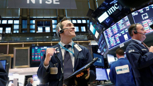 Dow Jones vọt 320 điểm, S&P 500 lại lập kỷ lục mới