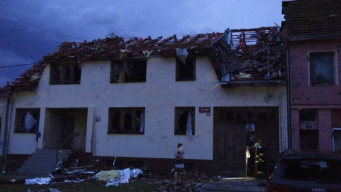 25 gia đình người Việt bị ảnh hưởng nặng nề sau trận lốc xoáy mạnh tại Séc