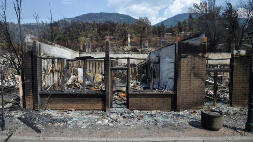 Cháy rừng 'xóa sổ toàn hoàn’ một thị trấn ở Canada