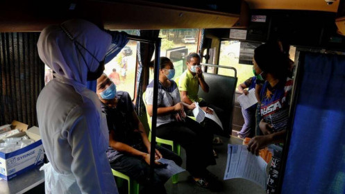 Nhân viên y tế Malaysia bị cáo buộc sử dụng ống vaccine rỗng tiêm cho người dân
