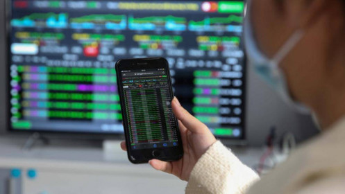 Chứng khoán 18/8: Khối ngoại vẫn đang bán ra, VN-Index dao động quanh 1.360 điểm