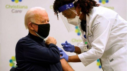 Tổng thống Biden nói sẽ tiêm vắc xin Covid-19 liều 3