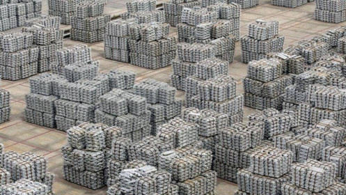 Giá nhôm lập đỉnh 10 năm vì thiếu hụt cung