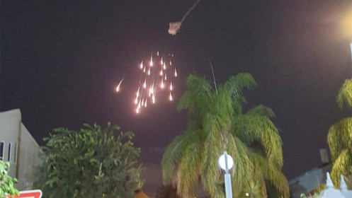 Rocket nổ như pháo hoa trên bầu trời Israel