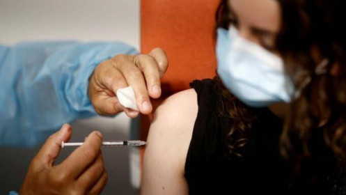 Pháp đình chỉ 3.000 nhân viên y tế không tiêm vaccine