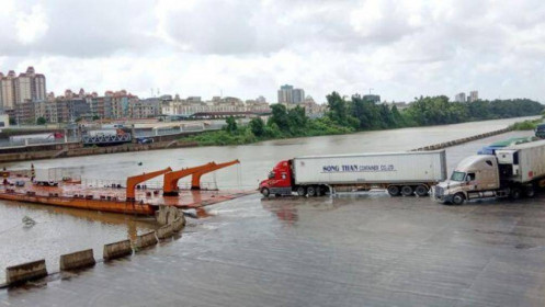 Hơn 200 xe hàng ùn ứ ở cầu phao nối Việt Nam với Trung Quốc