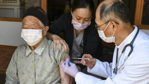 Nhật Bản tiêm vaccine mũi 3 cho người cao tuổi vào đầu năm 2022