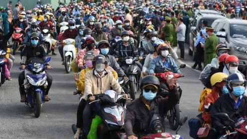 Hàng nghìn người đi xe máy về các tỉnh phía Bắc