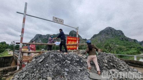 Một xã ở Thanh Hóa đổ đất đá bịt lối đi để... kiểm soát dịch Covid-19
