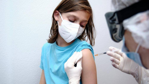 Tiêm vaccine Covid-19 cho trẻ: Phụ huynh trăm nỗi mừng, lo lẫn lộn