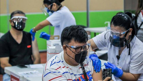 Philippines bắt buộc tiêm chủng vaccine Covid-19 với người lao động