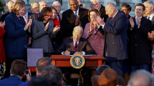 Tổng thống Biden ký thông qua gói kích thích cơ sở hạ tầng 1,200 tỷ USD