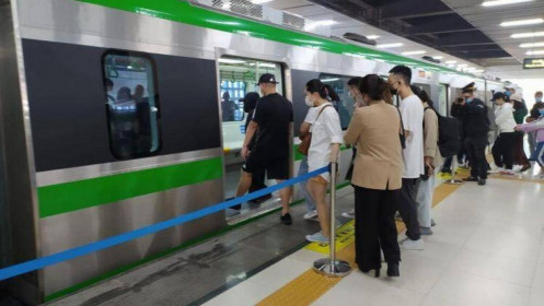 Hơn 25.000 lượt khách mua vé đi tàu điện Cát Linh - Hà Đông trong ngày đầu mở bán