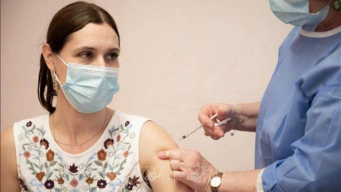 Pháp tiêm mũi vaccine tăng cường cho tất cả công dân trên 18 tuổi