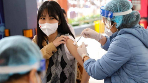 Số ca cộng đồng tiếp tục tăng, ngày 27/11, Hà Nội tiêm vaccine COVID-19 cho trẻ lớp 9