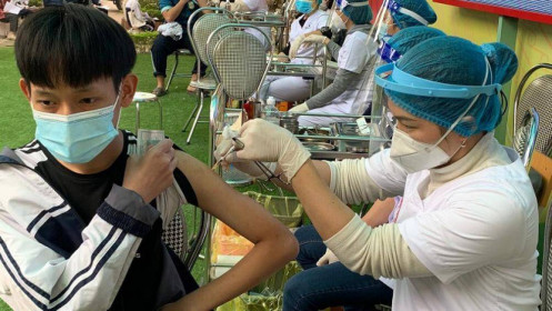 Hà Nội có hơn 38.000 học sinh lớp 9 được tiêm vắc xin Covid-19 trong ngày đầu triển khai