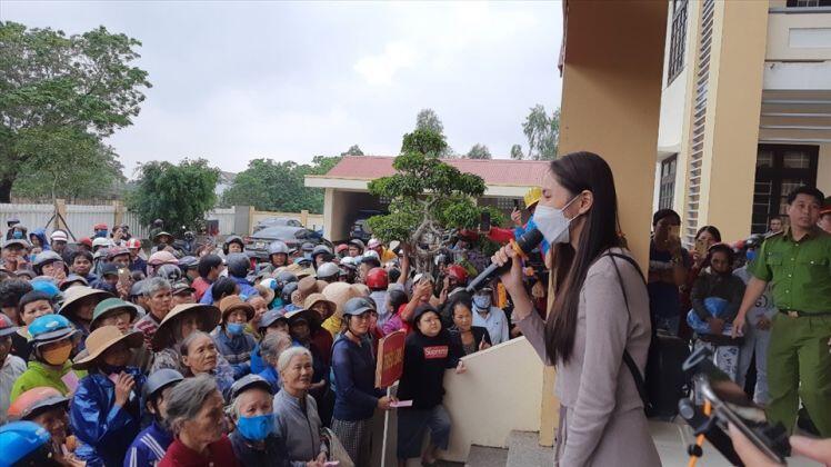 Ca sĩ Thủy Tiên từ thiện ở Quảng Trị: Không thống kê được chính xác số tiền