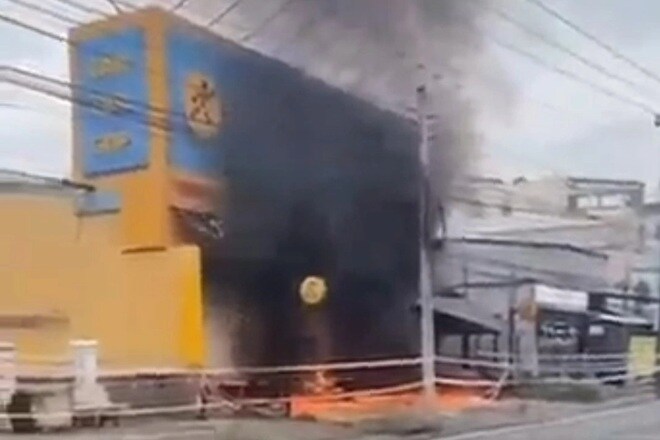 Người đàn ông bất ngờ châm lửa đốt cửa hàng Điện máy xanh