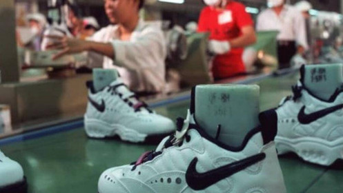 Vì sao Việt Nam vượt Trung Quốc trở thành nơi sản xuất giày Nike lớn nhất?