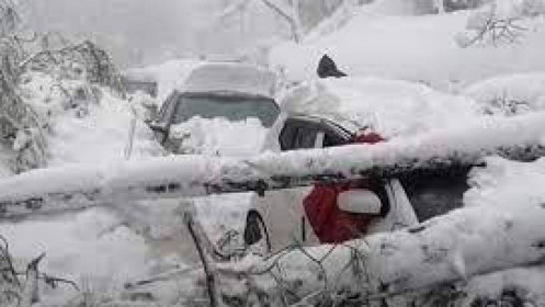 21 người chết rét trong ô tô ở Pakistan do tắc đường giữa mưa tuyết