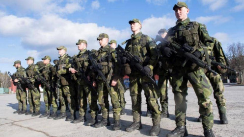 Sợ Nga và Ukraine đánh nhau, Thụy Điển điều quân ra biên giới