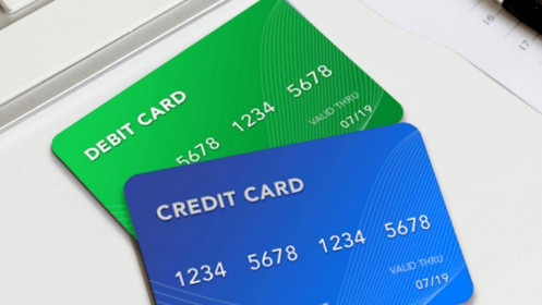 Thẻ tín dụng và thẻ ghi nợ, nên dùng loại nào?