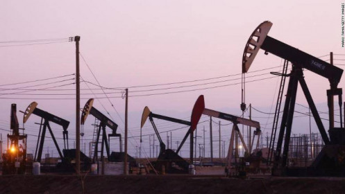 OPEC+ bất ngờ giảm sản xuất dầu