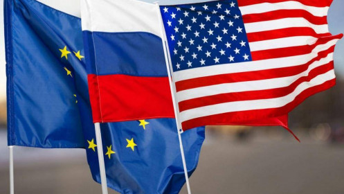 Mỹ “giơ nắm đấm”, EU lại “chìa bàn tay”: Phương Tây chia rẽ trong phản ứng với Nga