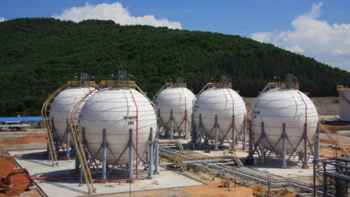 Người Việt Nam gồng giá xăng dầu "giỏi" hơn thế giới?