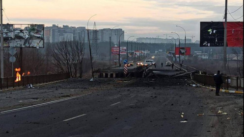 Ukraine không kích cây cầu, chặn quân Nga tiến vào Kiev