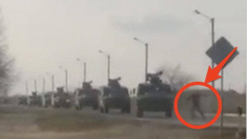 VIDEO: Một người Ukraine đứng chặn đoàn xe quân sự Nga
