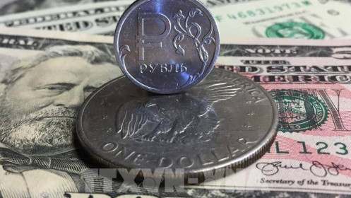 Giá đồng ruble tiếp tục giảm