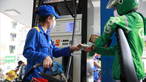 Giá xăng có thể lên 30.000 đồng, DN như "ngồi trên lửa", dân chịu sao nổi