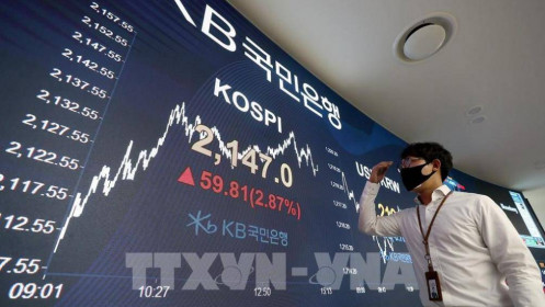 Khối ngoại tiếp tục bán ròng chứng khoán Hàn Quốc tháng thứ hai liên tiếp