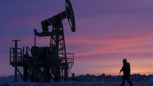 OPEC+ hạ dự báo nhu cầu dầu dư thừa trên thị trường